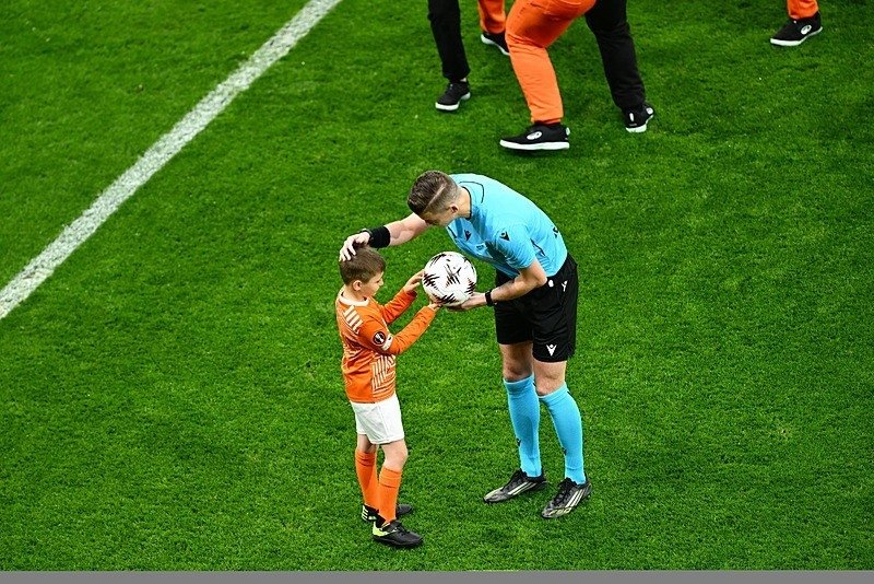 6 yasindaki cihangirin hayali uefa avrupa ligi final macinda gercek oldu 0 bfCMYgVw