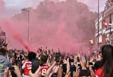 Arsenal, 22 yıl sonra gelen şampiyonluğu taraftarlarıyla kutladı! 17 arsenal 22 yil sonra gelen sampiyonlugu taraftarlariyla kutladi nZDPYNnn