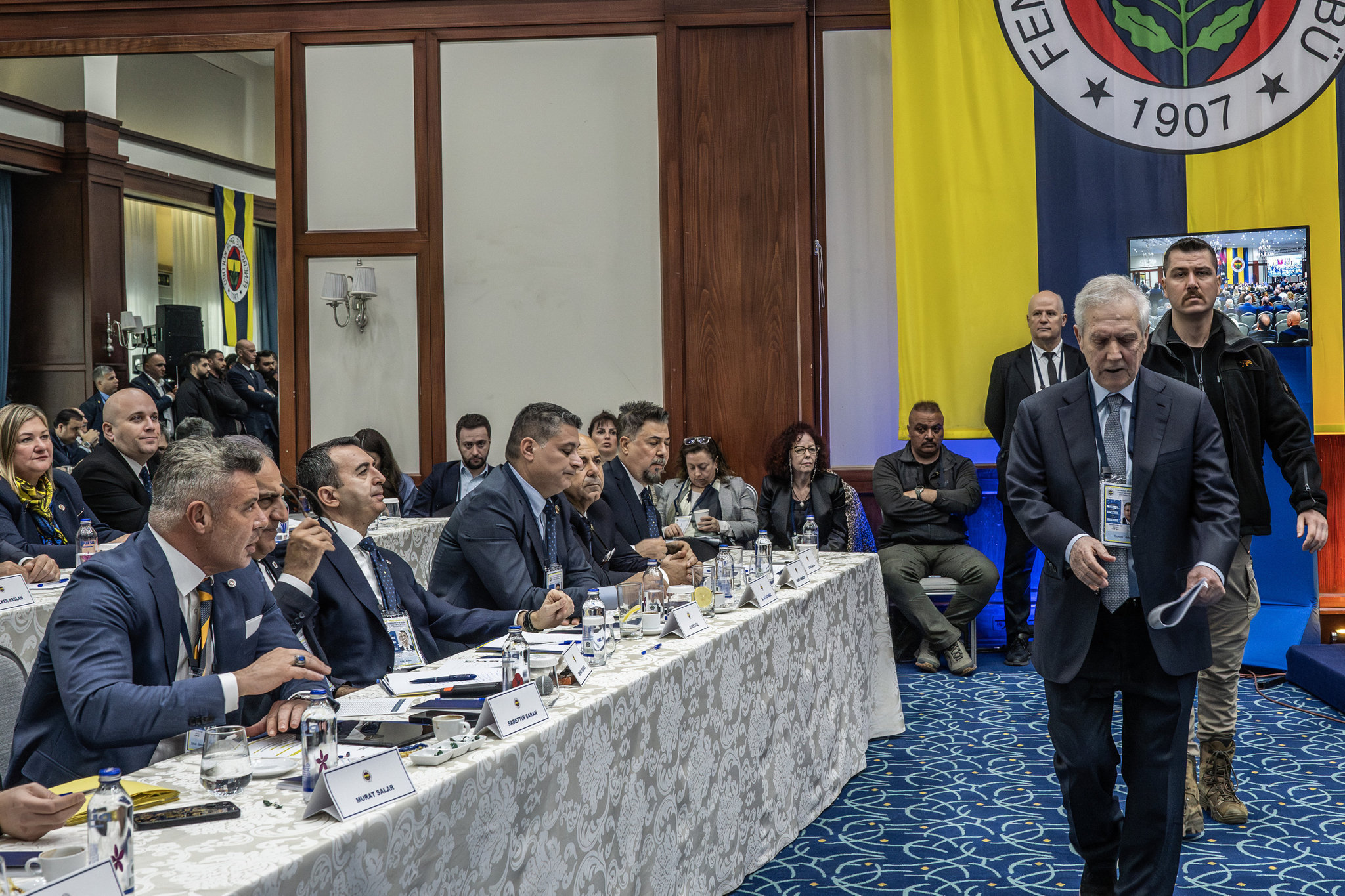 aziz yildirim 12 futbolcunun biletini kesti iste fenerbahcede ayrilacaklar listesi 0 ZQWMVEMw