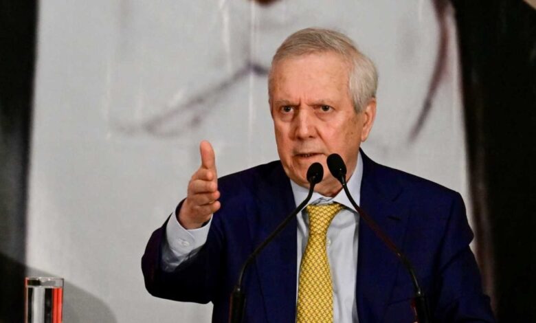 Aziz Yıldırım 12 futbolcunun biletini kesti! İşte Fenerbahçe'de ayrılacaklar listesi 1 aziz yildirim 12 futbolcunun biletini kesti iste fenerbahcede ayrilacaklar listesi j8DTUVky