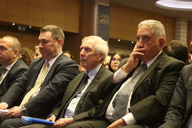 Aziz Yıldırım'dan santrfor ve teknik yönetici açıklaması! 4 aziz yildirimdan santrfor ve teknik yonetici aciklamasi 2 ML8HyQuy