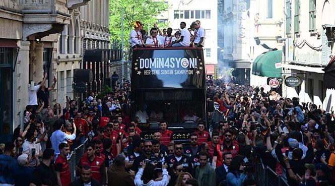 canli galatasaray sampiyonluk kupasina kavustu 26 sampiyonluk buyuk coskuyla kutlandi 1 Oa4ZD43t