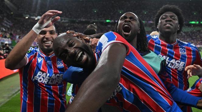 crystal palace uefa konferans ligi sampiyonu ingilizler tek golle kupaya uzandi mac ozeti QFqteneU