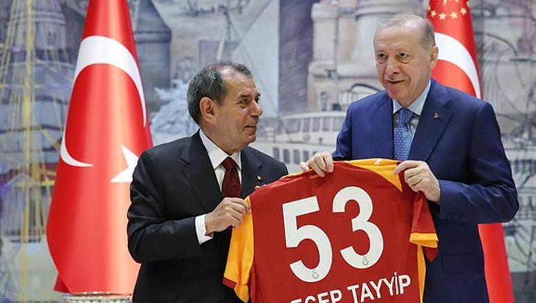 Cumhurbaşkanı Recep Tayyip Erdoğan, şampiyon Galatasaray'ı kupasıyla kabul etti 2 cumhurbaskani recep tayyip erdogan sampiyon galatasarayi kupasiyla kabul etti 0 g5yQgeGu