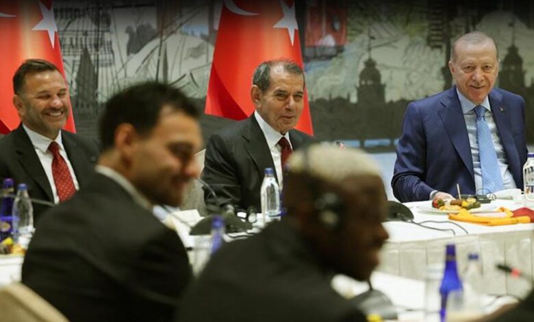 Cumhurbaşkanı Recep Tayyip Erdoğan, şampiyon Galatasaray'ı kupasıyla kabul etti 1 cumhurbaskani recep tayyip erdogan sampiyon galatasarayi kupasiyla kabul etti KFiFzbKQ