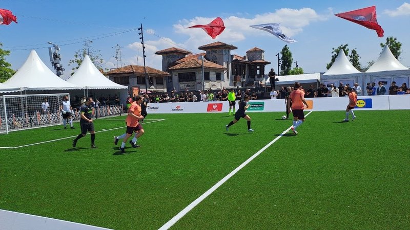 Eski yıldızlar efsaneler maçında karşı karşıya geldi! 3 eski yildizlar efsaneler macinda karsi karsiya geldi 1 fp5EjcpN