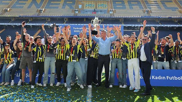 Fenerbahçe Bayan Futbol Grubu, şampiyonluk kupasını Kadıköy'de kaldırdı 3 fenerbahce bayan futbol grubu sampiyonluk kupasini kadikoyde kaldirdi 1 6gPSdX6b