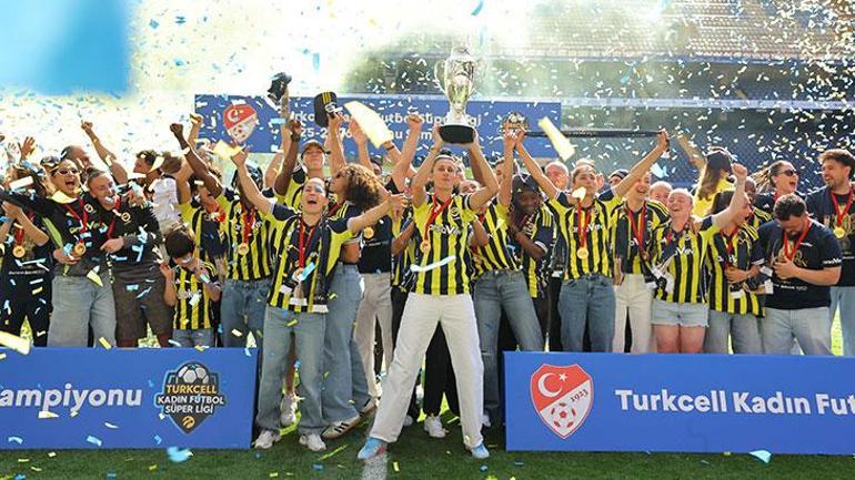 Fenerbahçe Bayan Futbol Grubu, şampiyonluk kupasını Kadıköy'de kaldırdı 4 fenerbahce bayan futbol grubu sampiyonluk kupasini kadikoyde kaldirdi 2 sY2E8v7n