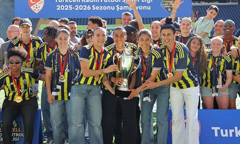 Fenerbahçe Bayan Futbol Grubu, şampiyonluk kupasını Kadıköy'de kaldırdı 1 fenerbahce bayan futbol grubu sampiyonluk kupasini kadikoyde kaldirdi zyjAOpZx