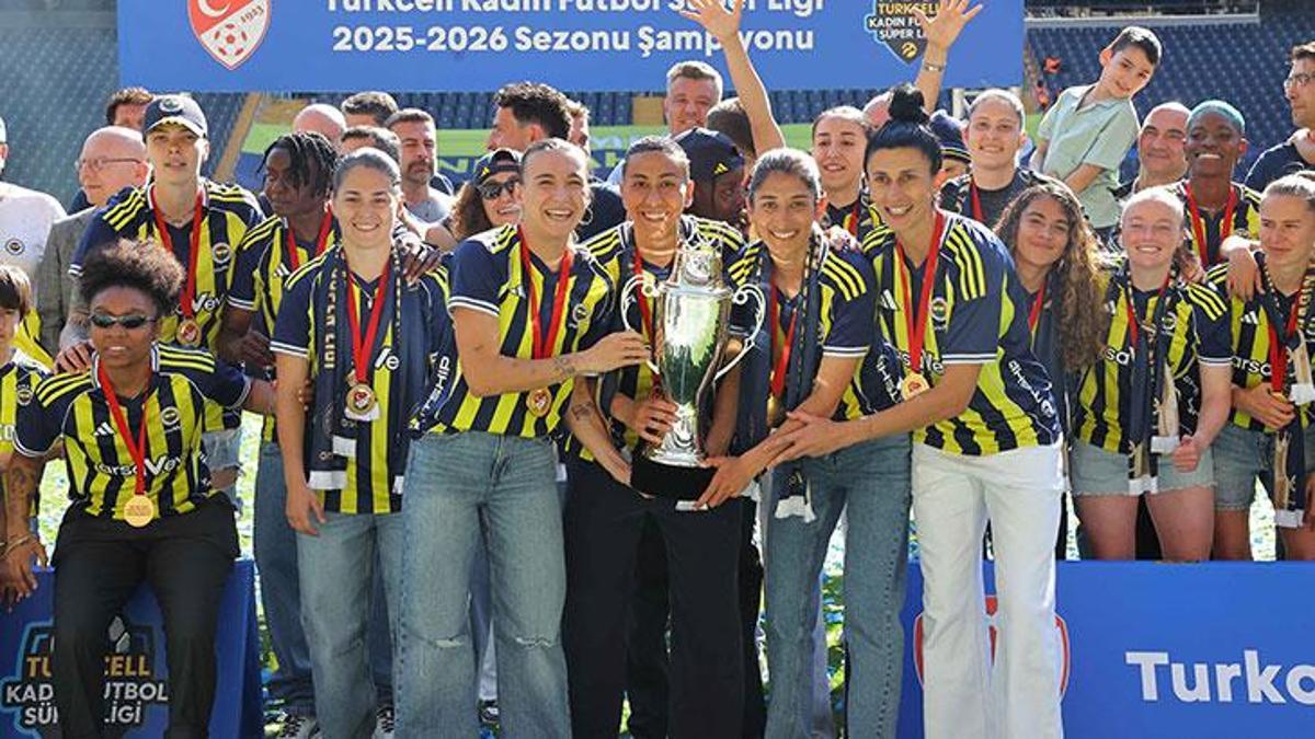 fenerbahce bayan futbol grubu sampiyonluk kupasini kadikoyde kaldirdi