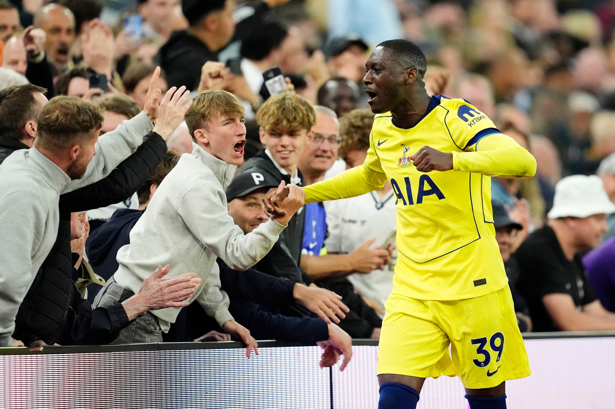 fenerbahcede aziz yildirimin yeni golcu hedefi sorloth lukaku derken 2 8viwqaLq