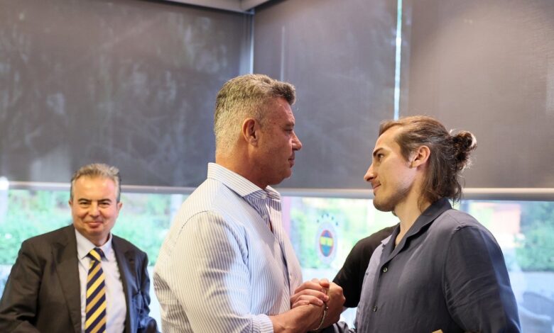 fenerbahcede dev yemek organizasyonu sadettin saran ve yoneticiler a ekiple bir ortada pAsgVPYX