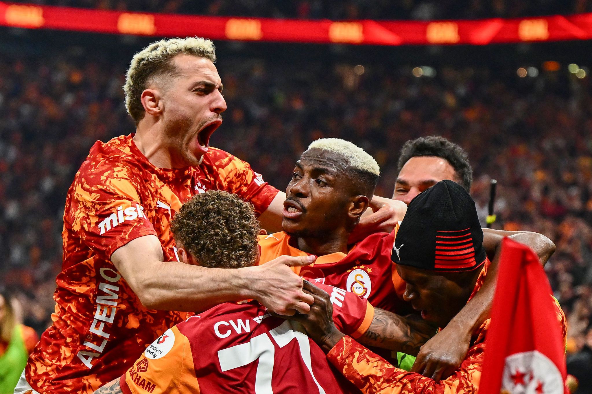 fenerbahcenin eski yildizi galatasaraya mi geliyor transferde gunun bombasi 0