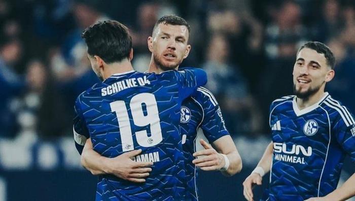 'Fenerbahçe'yi protesto ettik' Edin Dzeko'dan yıllar sonra gelen olay itiraf: Yapmadılar, nedenini bilmiyorum 6 fenerbahceyi protesto ettik edin dzekodan yillar sonra gelen olay itiraf yapmadilar nedenini bilmiyorum 4 APa8pVCV