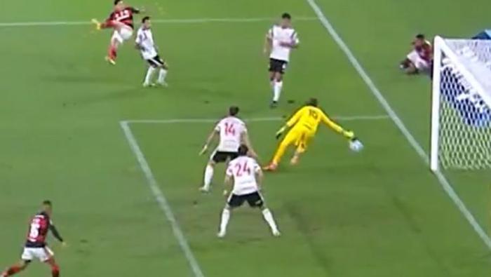 Fernando Muslera'yı Arjantin'de topa tuttular! Taraftarlar reaksiyon gösterdi, açıklama geldi 3 fernando muslerayi arjantinde topa tuttular taraftarlar reaksiyon gosterdi aciklama geldi 1 rFUHgqhZ