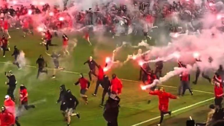 futbol tarihinde bu turlu bir sey gorulmedi sampiyonluk macinda taraftarlar alana indi hukmen yenilgi 1PPaFU95