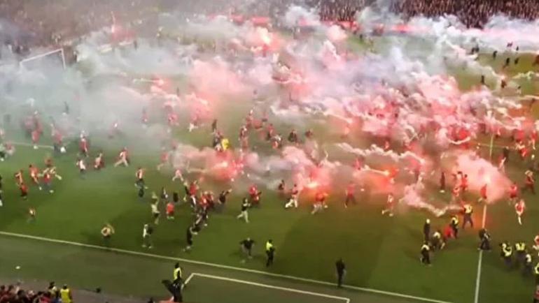 futbol tarihinde bu turlu bir sey gorulmedi sampiyonluk macinda taraftarlar alana indi hukmen yenilgi GlkHTUHB