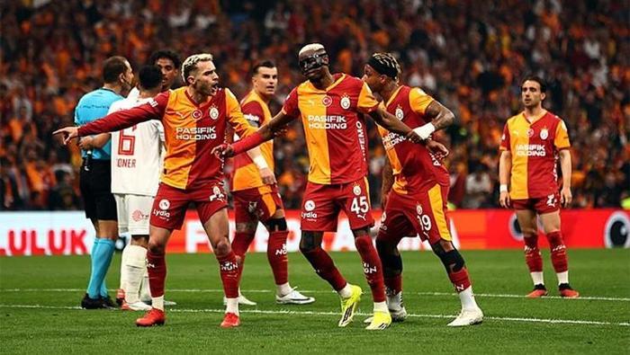 Galatasaray'da kontrat krizi patlak verdi! Yıldız isimle görüşmeler tıkandı 2 galatasarayda kontrat krizi patlak verdi yildiz isimle gorusmeler tikandi 0 l24b2vp8