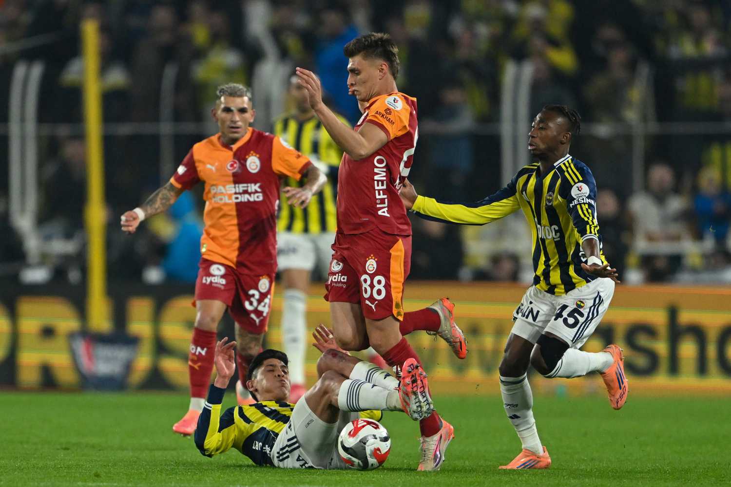 Galatasaray'da o isim bonservisiyle birlikte gidiyor! 6 galatasarayda o isim bonservisiyle birlikte gidiyor 4 YhfvrgsY