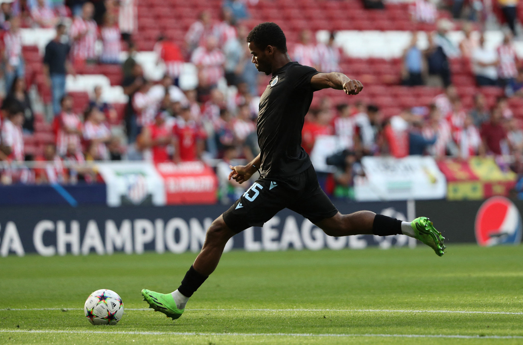galatasarayin raphael onyedika teklifine clube bruggeden jet suratinda yanit 5 DdviQf9s