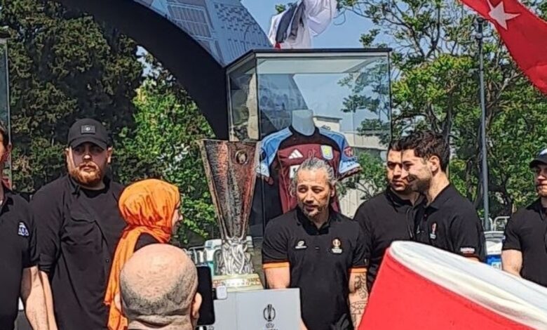 İlhan Mansız UEFA Avrupa Ligi Kupası'nı bando kadrosu eşliğinde getirdi 1 ilhan mansiz uefa avrupa ligi kupasini bando kadrosu esliginde getirdi l3EeiNxQ