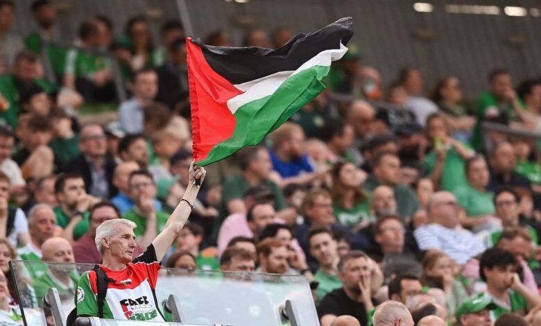 İrlandalı taraftarlardan tenis toplu protesto! 1 irlandali taraftarlardan tenis toplu protesto 5KkGInVI