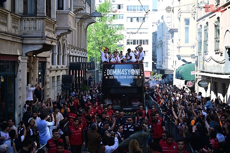 iste galatasarayin otobus seyahatinden cok ozel kareler 20 ER9C1vGX