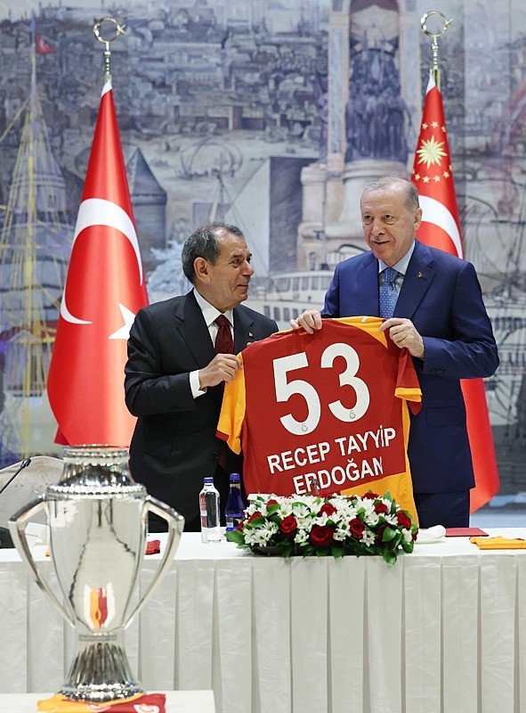 Lider Recep Tayyip Erdoğan şampiyon Galatasaray'ı kabul etti 2 lider recep tayyip erdogan sampiyon galatasarayi kabul etti 0 JGFICr5G