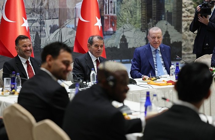 Lider Recep Tayyip Erdoğan şampiyon Galatasaray'ı kabul etti 4 lider recep tayyip erdogan sampiyon galatasarayi kabul etti 2 ATCRSV5y