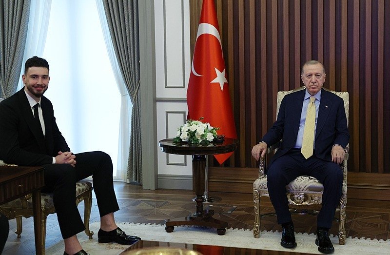 Lider Recep Tayyip Erdoğan, ulusal basketbolcu Alperen Şengün'ü kabul etti 2 lider recep tayyip erdogan ulusal basketbolcu alperen sengunu kabul etti 0 td4T3XY5