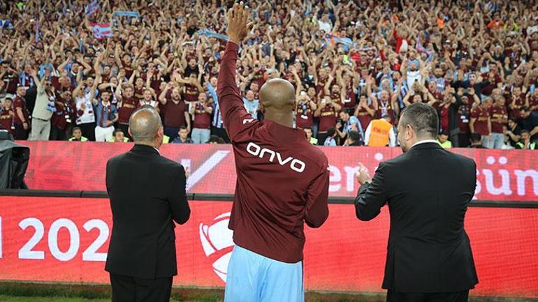 Nwakaeme ve Visca son sefer... Trabzonspor'dan iki futbolcuya plaketli veda 2 nwakaeme ve visca son sefer trabzonspordan iki futbolcuya plaketli veda 0