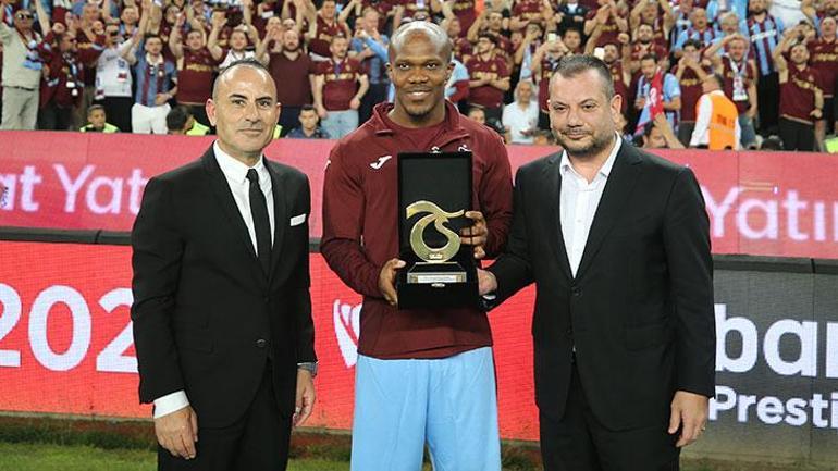 Nwakaeme ve Visca son sefer... Trabzonspor'dan iki futbolcuya plaketli veda 3 nwakaeme ve visca son sefer trabzonspordan iki futbolcuya plaketli veda 1 1bYKhhIv