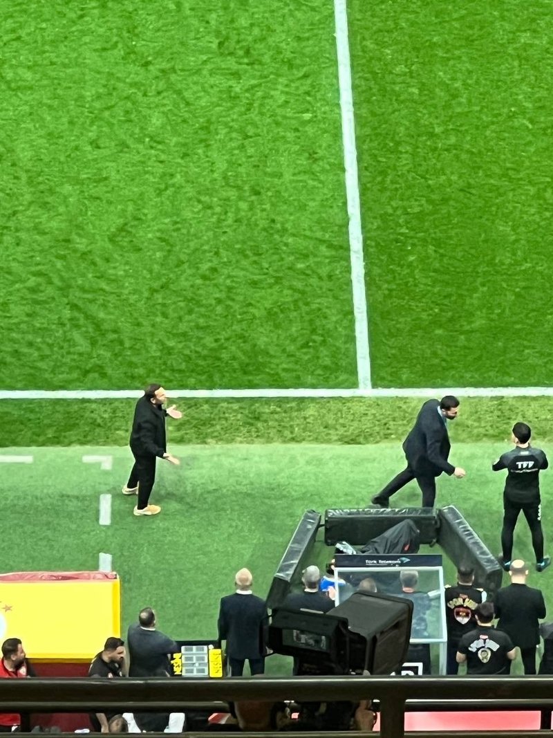 Okan Buruk'tan hakeme tepki! Antalyasporlu futbolcu oyundan çıkarken... 2 okan buruktan hakeme tepki antalyasporlu futbolcu oyundan cikarken 0 eFweLD1C