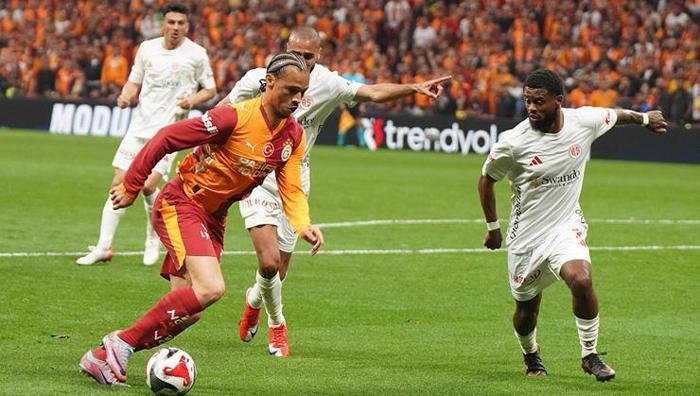 Okan Buruk'un Leroy Sane atağı Almanların dikkatinden kaçmadı! Devre ortasında oyundan alındı: Bunun sembolik bir manası var 3 okan burukun leroy sane atagi almanlarin dikkatinden kacmadi devre ortasinda oyundan alindi bunun sembolik