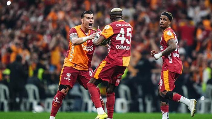 sampiyonluk sonrasi victor osimhenden gece yarisi fenerbahce gondermesi kutlama yapmayi bilmiyor 4 84AQl8Yc