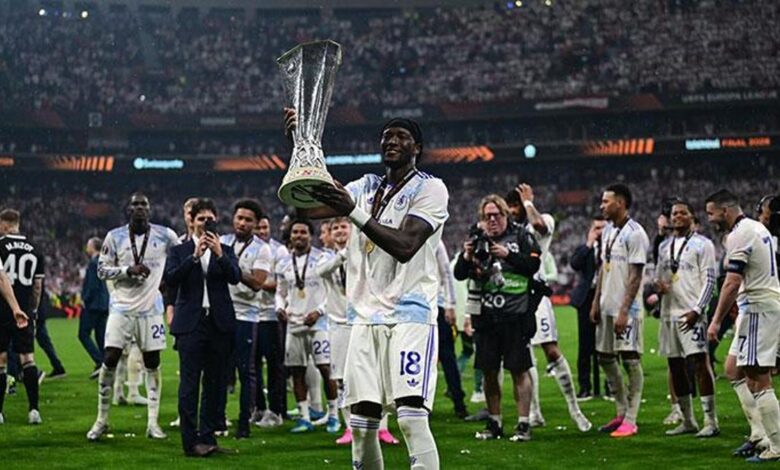 Tammy Abraham Beşiktaş'ın stadında Avrupa kupası kaldırdı 1 tammy abraham besiktasin stadinda avrupa kupasi kaldirdi SnyKCLmH
