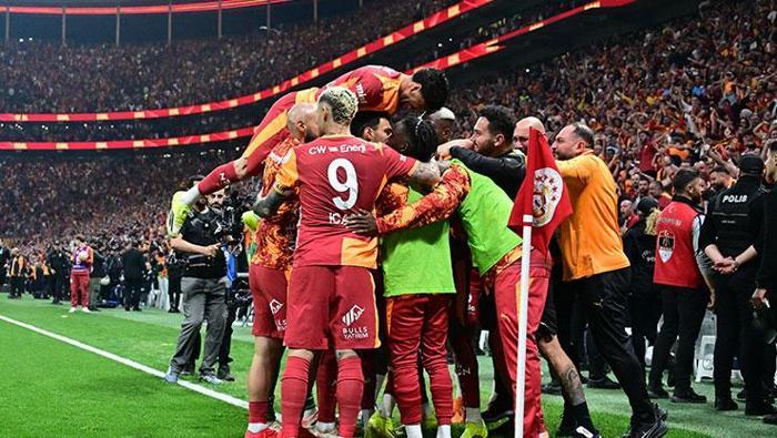 teknik yoneticiler bulent bolukbasi ve kenan kocaktan galatasaray antalyaspor macina teknik bakis zaferi getiren atilim UwTLF2VY