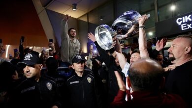 Trabzonspor taraftarları kupa şampiyonu kadrolarını coşkuyla karşıladı 6 trabzonspor taraftarlari kupa sampiyonu kadrolarini coskuyla karsiladi ThWIEYru