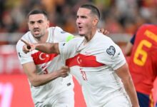 ulusal futbolcumuz deniz gul turk bayragiyla sahnede kDHsGdAE