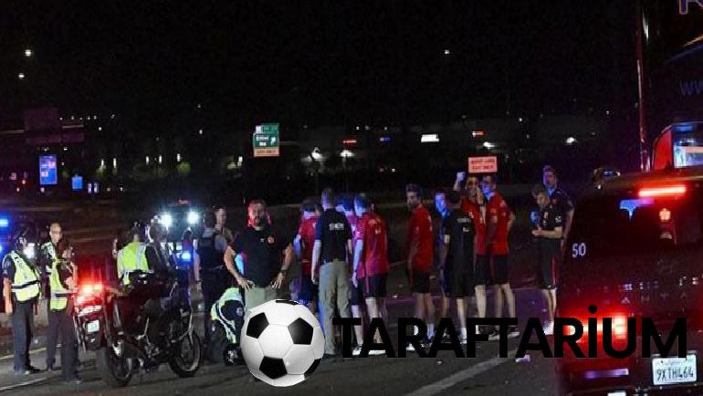 A Ulusal Grup, ABD'de otoyolun ortasında otobüsten indi! Korkutan anlar... 2 a ulusal grup abdde otoyolun ortasinda otobusten indi korkutan anlar 0 Rl5SY8Rb