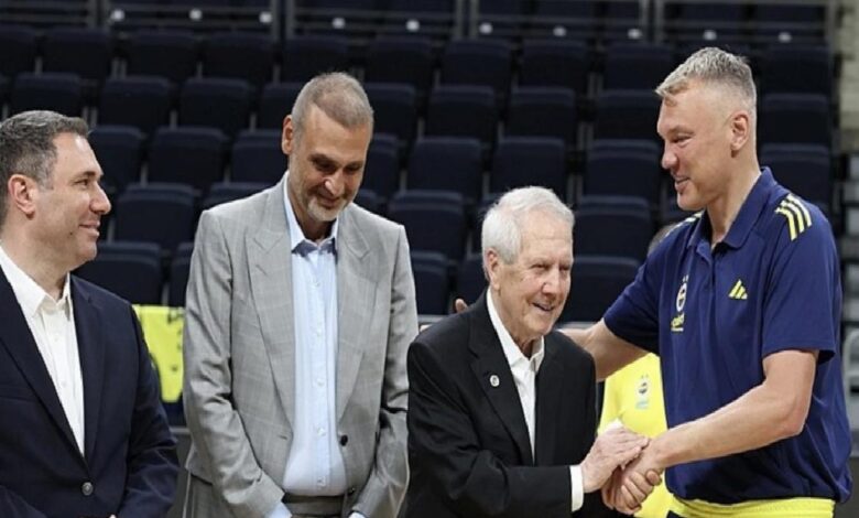 Aziz Yıldırım'dan final serisinin birinci maçı öncesinde Fenerbahçe Beko'ya ziyaret! 1 aziz yildirimdan final serisinin birinci maci oncesinde fenerbahce bekoya ziyaret GbrW3u4x