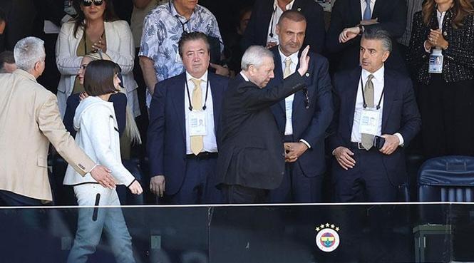 canli fenerbahcede kongrede adaylar karsi karsiya geldi iste aziz yildirim ve hakan safinin 82r3ArQA