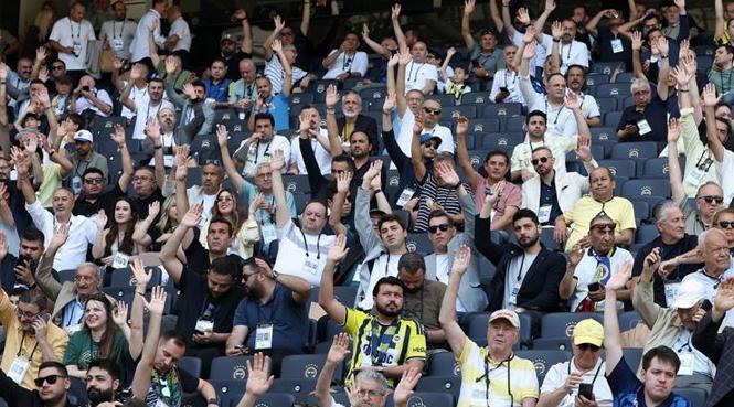 canli fenerbahcede kongrede adaylar karsi karsiya geldi iste aziz yildirim ve hakan safinin 8BWKHFhY