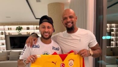 Felipe Melo, Neymar'a Galatasaray forması armağan etti! 12 felipe melo neymara galatasaray formasi armagan etti Qehrxljf