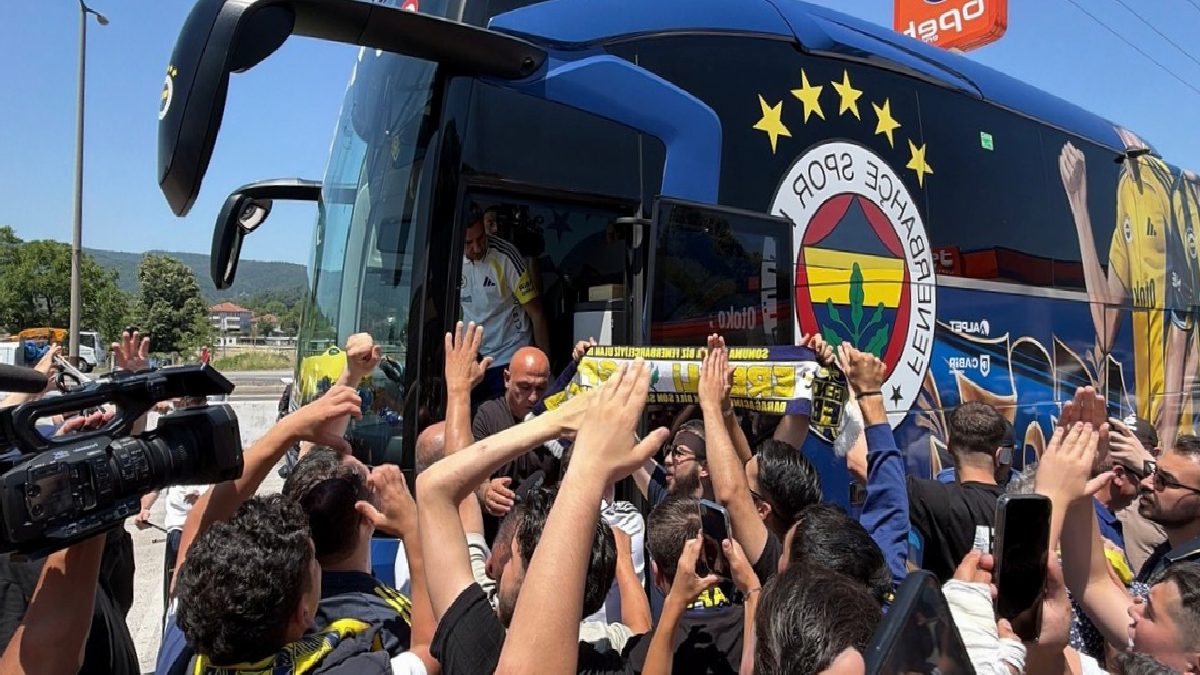 Fenerbahçe kafilesine Düzce'de çoşkulu karşılama! 9 fenerbahce kafilesine duzcede coskulu karsilama eMY1EiUp