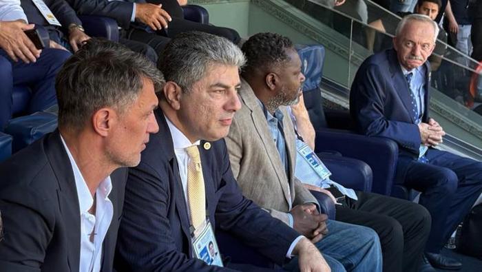 fenerbahcede maldini yeniden hakan safiyi yalniz birakmadi locasinda yerini aldi 0 5YQGaNp8