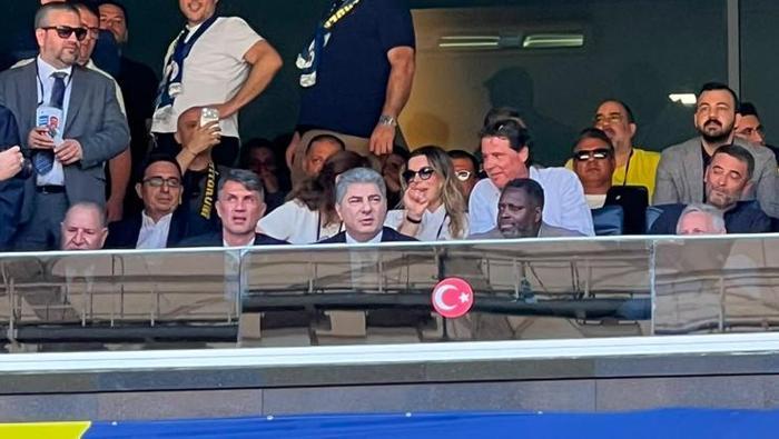 fenerbahcede maldini yeniden hakan safiyi yalniz birakmadi locasinda yerini aldi 1