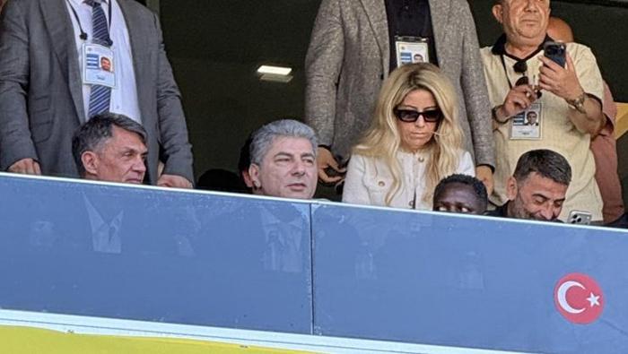 fenerbahcede maldini yeniden hakan safiyi yalniz birakmadi locasinda yerini aldi 3 c48CIICw