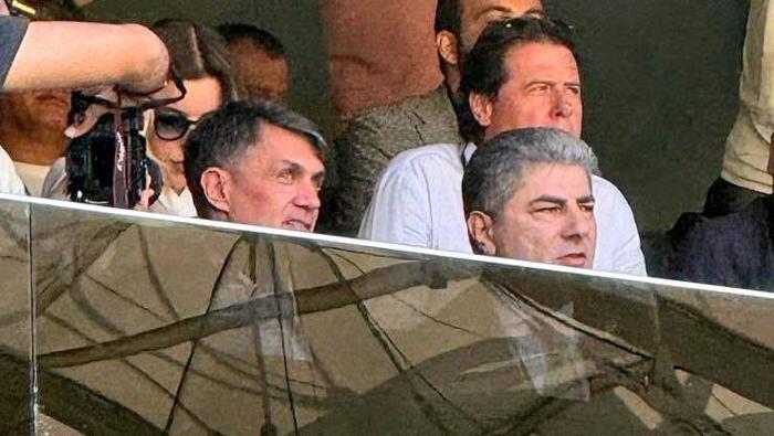 fenerbahcede maldini yeniden hakan safiyi yalniz birakmadi locasinda yerini aldi 4 4NgkpBQX