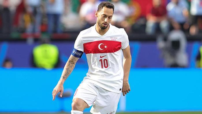 hakan calhanoglundan hakan safinin tekline net cevap yillik fiyati dudak ucuklatti 1 MIOHJ5n5